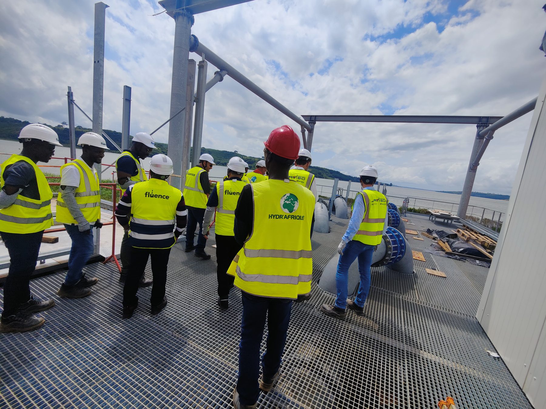 Équipe au travail sur la barge, gilet Hydr'Afrique